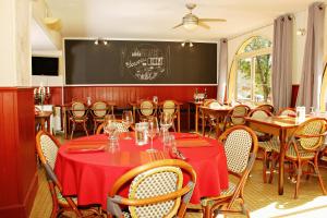 מסעדה או מקום אחר לאכול בו ב-Auberge Le Romarin