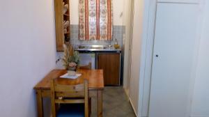 uma pequena cozinha com uma mesa de madeira e um fogão em Blue Horizon Studios em Lefkos