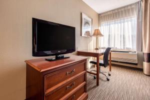 En TV eller et underholdningssystem på Quality Inn & Suites New Castle