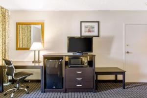A television and/or entertainment centre at Quality Inn Stateline