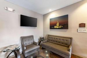 TV a/nebo společenská místnost v ubytování Quality Suites