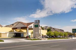 um posto de gasolina com uma montanha ao fundo em Quality Inn Stateline em Wendover