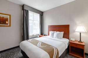 Postel nebo postele na pokoji v ubytování Quality Suites