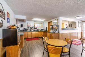 cocina con mesa y comedor en Econo Lodge, en Miles City