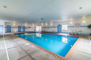 duży basen w pokoju hotelowym w obiekcie Econo Lodge w mieście Miles City