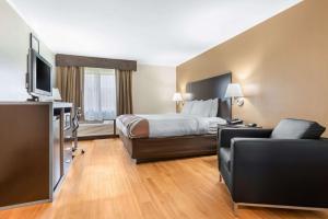 ein Hotelzimmer mit einem Bett und einem Sofa in der Unterkunft Quality Inn - Fairborn in Fairborn
