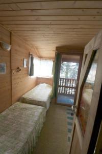 RadziszówにあるEkoPensのベッド2台と窓が備わる小さな客室です。