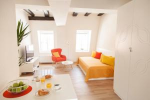 Una habitación con una cama y una mesa con comida encima. en Boardinghouse s' Johanner, en Saarbrücken