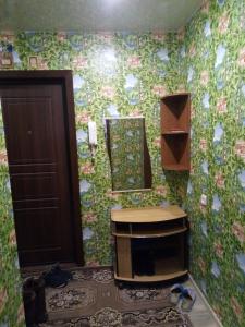 トリヤッチにあるКвартираの花の壁のバスルーム(鏡付)