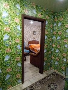 トリヤッチにあるКвартираの緑の植物に覆われた壁のあるベッドルーム