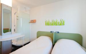 Postel nebo postele na pokoji v ubytování ibis budget Toulouse Aeroport + 34 fotografií