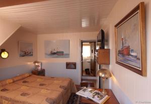 een slaapkamer met een bed en een tafel met een lamp bij Hôtel Kermor in Concarneau