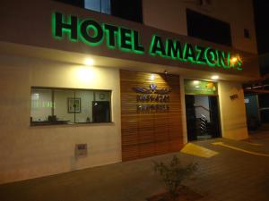 una señal de hotel amazon en el lateral de un edificio en Hotel Amazonas, en Cacoal