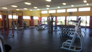 - une salle de sport avec un tapis de course et des équipements dans l'établissement Strelitzia Apartment, à Edenvale