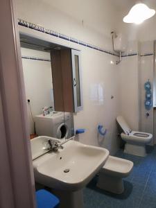 bagno con lavandino, servizi igienici e specchio di Casa Nazzaro a Benevento