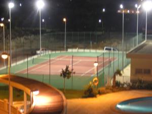 kort tenisowy oświetlony w nocy światłami w obiekcie 2 dorm.A/A.Vista mar.WiFi.Gym.Sauna.Terraza.Parking. w mieście El Campello