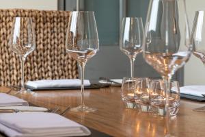 um grupo de copos de vinho sentados numa mesa em Y Branwen - adult only and dog friendly em Harlech