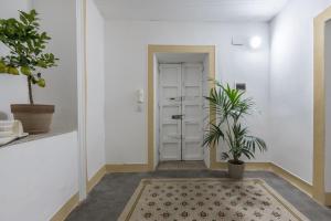 un corridoio con una porta e una pianta di Qasr Home Beautiful apartment in Palermo a Palermo