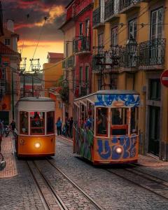 due tram in una strada in una città di Lisbon Suite Home a Lisbona