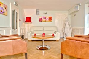 A seating area at Rooms at Uphill 