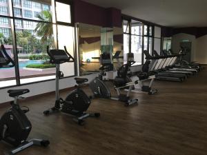 Fitness centrum a/nebo fitness zařízení v ubytování IOI Conezion Iman's Home with Pool View Unit
