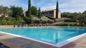 Bazén v ubytování Poggio Cennina Resort nebo v jeho okolí