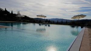 Bazén v ubytování Poggio Cennina Resort nebo v jeho okolí