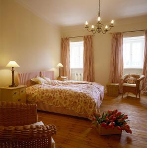Giường trong phòng chung tại Jagdschloss-Bellin