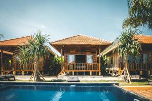 Bazén v ubytování Ocho Bali Surf Camp nebo v jeho okolí