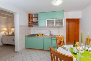 Η κουζίνα ή μικρή κουζίνα στο Apartments Lenka +30 φωτογραφίες