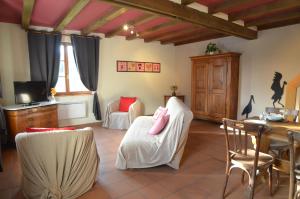 a living room with a table and chairs and a couch at Gîte Cigogne in Odratzheim