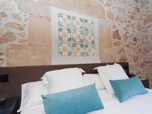 A bed or beds in a room at Hotel Molí de l'Escala