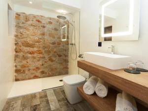 A bathroom at Hotel Molí de l'Escala