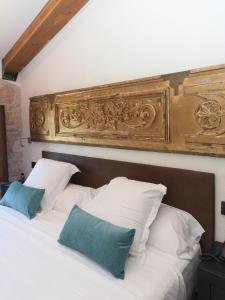 A bed or beds in a room at Hotel Molí de l'Escala