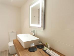 A bathroom at Hotel Molí de l'Escala