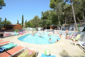 Bazén v ubytování Camping les Playes nebo v jeho okolí