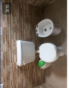 baño con urinario y lavabo en Departamentos Urquiza en Salta