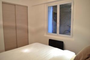 Un pat sau paturi într-o cameră la Wood & Bricks, appartement 1 chambre au calme - centre ville - Wifi
