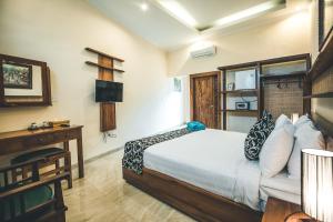 Postel nebo postele na pokoji v ubytování Ocho Bali Surf Camp