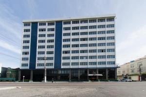 a large blue building on the corner of a street at Hotel Sagres in Belém