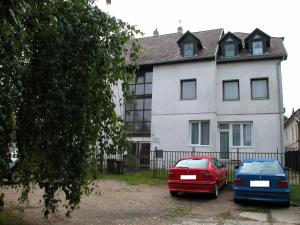シャールヴァールにあるLábas-Ház Apartmanok 2の家の前に駐車した車2台