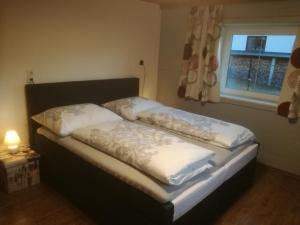 1 cama con 2 almohadas en una habitación en Haus Manfred, en Sankt Jakob in Haus