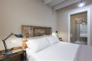 una camera con letto, lampada e finestra di White House a Cagliari