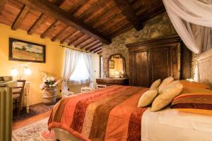 ein Schlafzimmer mit einem großen Bett in einem Zimmer in der Unterkunft Agriturismo La Fagianaia in Borgo a Buggiano