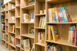 Perpustakaan di rumah tamu ini