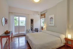A bed or beds in a room at Villa Loutraki Sunset