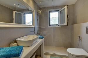 A bathroom at Villa Loutraki Sunset