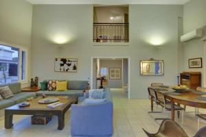 A seating area at Villa Loutraki Sunset