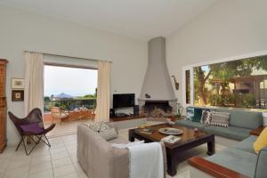 A seating area at Villa Loutraki Sunset