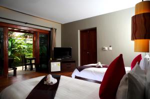 TV a/nebo společenská místnost v ubytování Chongfah Resort Khao Lak - SHA Extra Plus
